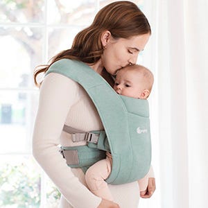 Hip HealthyAdjustable flip waist belt creates the “M-shaped” positioning that supports babies hips comfortably as they grow.